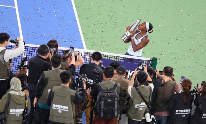 (251012) -- WUHAN, Oct. 12, 2025 -- Coco Gauff kisses trophy during the awarding ceremony after the women s singles final between Jessica Pegula of the United States and Coco Gauff of the United States at the 2025 Wuhan Open tennis tournament in Wuhan, central China s Hubei Province, Oct. 12, 2025. ) (SP)CHINA-WUHAN-TENNIS-WUHAN OPEN-WOMEN S SINGLES (CN) BaixXuefei 