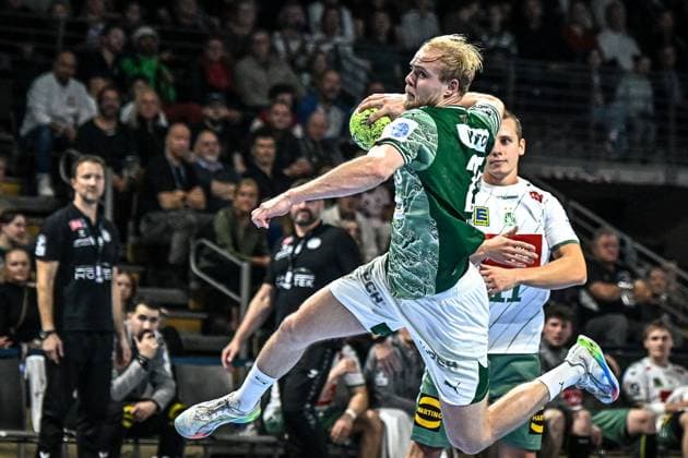 12 10 2025, xlakx, Handball Daikin HBL, Fuechse Berlin GWD Minden v l Matthes Langhoff Fuechse Berlin goes for the jump shot Berlin Daniel Lakomski