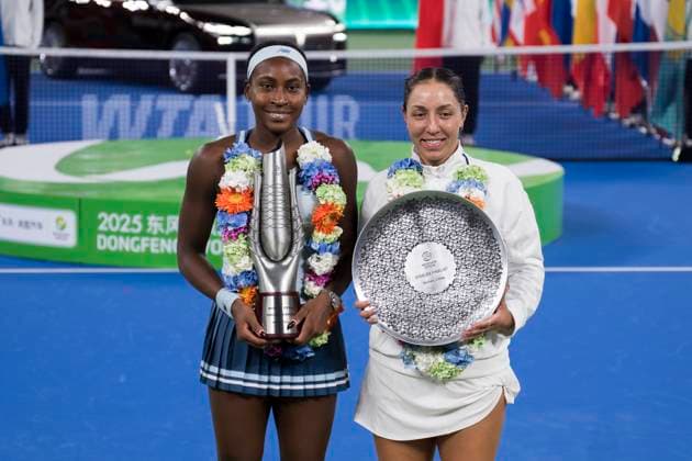 (251012) -- WUHAN, Oct. 12, 2025 -- Coco Gauff (L) of the United States and Jessica Pegula of the United States pose during the awarding ceremony after the women s singles final at the 2025 Wuhan Open tennis tournament in Wuhan, central China s Hubei Province, Oct. 12, 2025. ) (SP)CHINA-WUHAN-TENNIS-WUHAN OPEN-WOMEN S SINGLES (CN) WuxZhizun 
