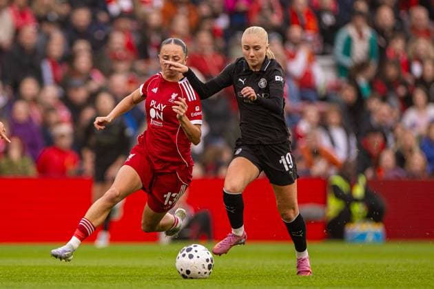 Football - FA Women™s Super League - Liverpool FC Women v Manchester City FC Women LIVERPOOL, ENGLAND - Sunday, October 12, 2025: Liverpool s Mia Enderby (L) is challenged by Manchester City s Laura Blindkilde Brown during the FA Women™s Super League match between Liverpool FC Women and Manchester City FC Women at Anfield. (Photo by David Rawcliffe Propaganda) LIVERPOOL Anfield MERSEYSIDE ENGLAND  Copyright: xPropagandax P2025-10-12-Liverpool_W_Man_City_W-19