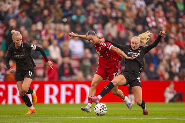 Football - FA Women™s Super League - Liverpool FC Women v Manchester City FC Women LIVERPOOL, ENGLAND - Sunday, October 12, 2025: Liverpool s Mia Enderby (L) is challenged by Manchester City s Laura Blindkilde Brown during the FA Women™s Super League match between Liverpool FC Women and Manchester City FC Women at Anfield. (Photo by David Rawcliffe Propaganda) LIVERPOOL Anfield MERSEYSIDE ENGLAND  Copyright: xPropagandax P2025-10-12-Liverpool_W_Man_City_W-20