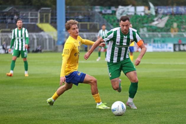 Fußball Sachsenpokal, 1. FC Lok Leipzig - BSG Chemie Leipzig; 12.10.2025 Kapitän Janik Mäder (7, Chemie Leipzig) gegen Christoph Maier (21, Lok Leipzig). Fußball, Wernesgrüner Sachsenpokal 2025 2026, 3. Runde: 1. FC Lok Leipzig vs. BSG Chemie Leipzig am 12.10.2025 im Bruno-Plache-Stadion, Leipzig. Copyright: xBEAUTIFULxSPORTS JanxKaeferx
