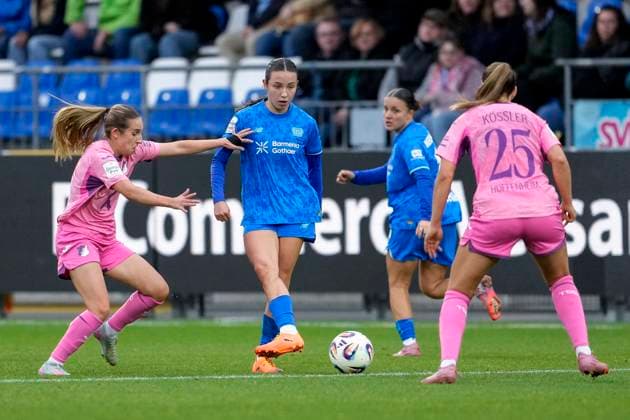 v li Napsugar Sinka TSG, 8 , Loreen Bender B04, 19 , Melissa Kössler TSG, 25 , duel, duel, tackle, tackling, dynamics, action, action, 12 10 2025, Sinsheim Hoffenheim Germany , Soccer, Google Pixel Womens Bundesliga, TSG 1899 Hoffenheim Bayer 04 Leverkusen, DFB DFL REGULATIONS PROHIBIT ANY USE OF PHOTOGRAPHS AS IMAGE SEQUENCES AND OR QUASI VIDEO xozx