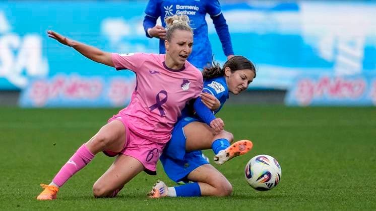 v li Vanessa Diehm TSG, 6 , Ida Daedelow B04, 30 , duel, duel, tackle, tackling, dynamics, action, action, in the pink special jersey for Pink October in October Breast Cancer Awareness Month , to prevent, research and treatment of breast cancer, Pink Ribbon, 12 10 2025, Sinsheim Hoffenheim Germany , Soccer, Google Pixel Womens Bundesliga, TSG 1899 Hoffenheim Bayer 04 Leverkusen, DFB DFL REGULATES PROHIBIT ANY USE OF PHOTOGRAPHS AS IMAGE SEQUENCES AND OR QUASI VIDEO xozx