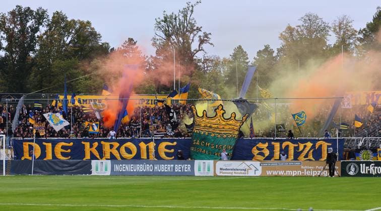 Leipzig, 12 10 2025, Bruno Plache Stadion, Soccer, Sachsenpokal, 3 Hauptrunde , 1 FC LOK LEIPZIG vs BSG CHEMIE LEIPZIG , In the picture fans of Lok Leipzig , With the pictured persons there is no model release declaration of consent PICTURE POINT assumes no liability for violation of personal rights , Picture Point
