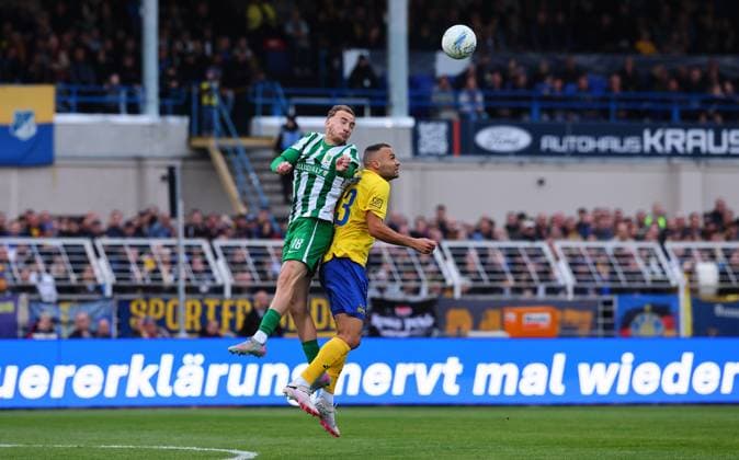 Leipzig, 12 10 2025, Bruno Plache Stadion, Soccer, Saxon Cup, 3rd main round , 1 FC LOK LEIPZIG vs BSG CHEMIE LEIPZIG , In the picture from l Philipp Wendt 18, Chemie and Djamal Ziane 13, Lok , For editorial use only Only editorial use Picture Point
