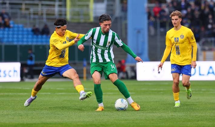Leipzig, 12 10 2025, Bruno Plache Stadion, Soccer, Sachsenpokal, 3 Hauptrunde , 1 FC LOK LEIPZIG vs BSG CHEMIE LEIPZIG , In the picture from l Mingi Kang 29, Lok and Valon Aliji 14, Chemie , For editorial use only Only editorial use Picture Point