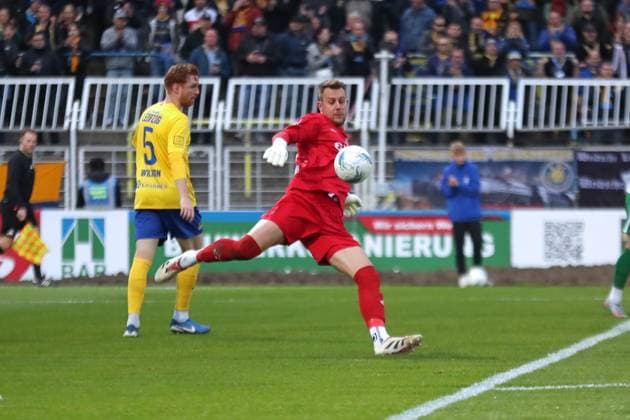 Fußball Sachsenpokal, 1. FC Lok Leipzig - BSG Chemie Leipzig; 12.10.2025 Torwart Andreas Naumann (1, Lok Leipzig) mit einem Abschlag. Fußball, Wernesgrüner Sachsenpokal 2025 2026, 3. Runde: 1. FC Lok Leipzig vs. BSG Chemie Leipzig am 12.10.2025 im Bruno-Plache-Stadion, Leipzig. Copyright: xBEAUTIFULxSPORTS JanxKaeferx