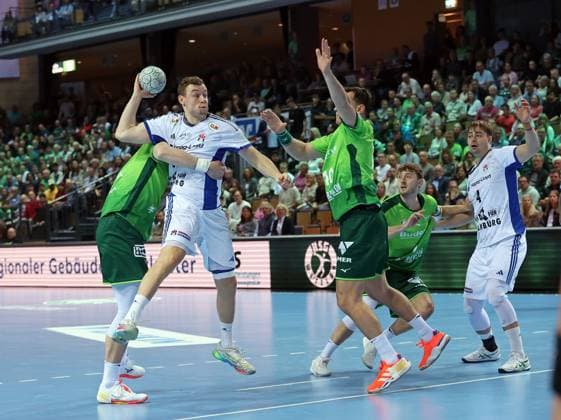 12 10 2025, xovx, Handball Daikin Handball Bundesliga, HSG Wetzlar HSV Hamburg v l Nikola Grahovac HSG Wetzlar , Moritz Sauter HSV Hamburg , Josip Simic HSG Wetzlar , Niklas Theiß HSG Wetzlar , Josip Simic HSG Wetzlar , Andreas Magaard HSV Hamburg Wetzlar Buderus Arena Hessen Germany EN