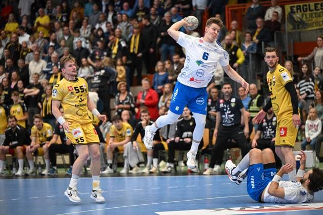 Germany, Handball, 2 Bundesliga, 7 Matchday, 2025 2026, HSG Krefeld Niederrhein vs Dessau Rosslauer HV 06, 12 10 2025, Glockenspitzhalle, Krefeld, Germany, Fritz Leon Haake Dessau Rosslauer HV 06, 6 on goal throw against Niklas Ingenpaß HSG Krefeld Niederrhein, 55 and Robert Krass HSG Krefeld Niederrhein, 3 Copyright: xMarkusxVerwimpx