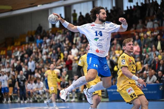 Germany, Handball, 2 Bundesliga, 7 Matchday, 2025 2026, HSG Krefeld Niederrhein vs Dessau Rosslauer HV 06, 12 10 2025, Glockenspitzhalle, Krefeld, Germany, Jakub PowarzyÅ ski Jakub Powarzynski Dessau Rosslauer HV 06, 14 on goal throw Copyright: xMarkusxVerwimpx