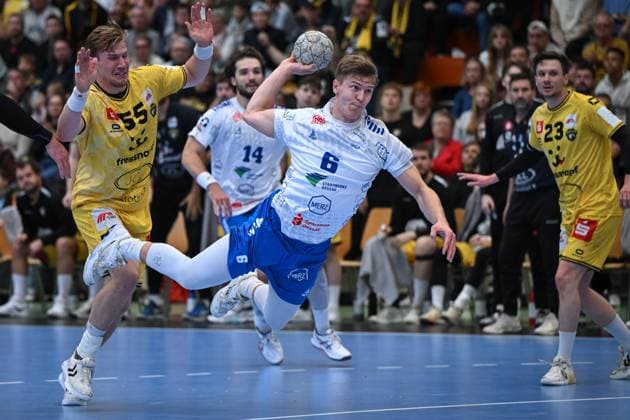Germany, Handball, 2 Bundesliga, 7 Matchday, 2025 2026, HSG Krefeld Niederrhein vs Dessau Rosslauer HV 06, 12 10 2025, Glockenspitzhalle, Krefeld, Germany, Fritz Leon Haake Dessau Rosslauer HV 06, 6 on goal throw against Niklas Ingenpaß HSG Krefeld Niederrhein, 55 Copyright: xMarkusxVerwimpx