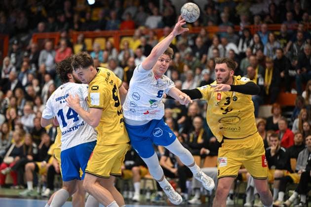 Germany, Handball, 2 Bundesliga, 7 Matchday, 2025 2026, HSG Krefeld Niederrhein vs Dessau Rosslauer HV 06, 12 10 2025, Glockenspitzhalle, Krefeld, Germany, Fritz Leon Haake Dessau Rosslauer HV 06, 6 prevails against Robert Krass HSG Krefeld Niederrhein, 3 Copyright: xMarkusxVerwimpx