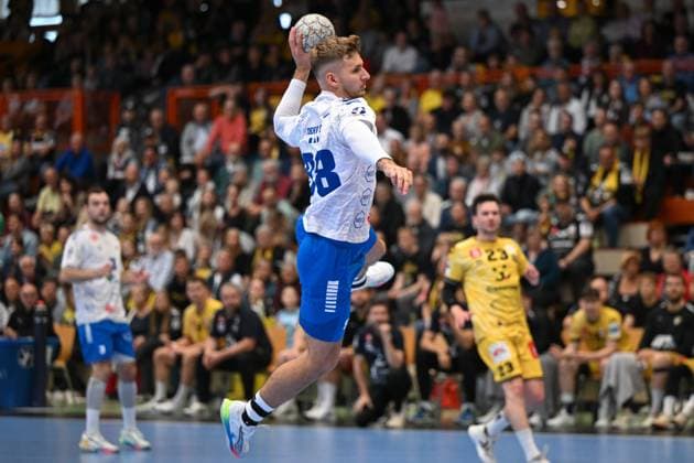 Germany, Handball, 2 Bundesliga, 7 Matchday, 2025 2026, HSG Krefeld Niederrhein vs Dessau Rosslauer HV 06, 12 10 2025, Glockenspitzhalle, Krefeld, Germany, Yannick Marcos Pust Dessau Rosslauer HV 06, 98 closes out after tempo counterattack Copyright: xMarkusxVerwimpx