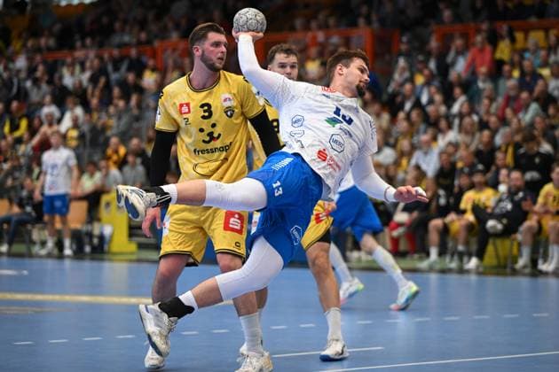 Germany, Handball, 2 Bundesliga, 7 Matchday, 2025 2026, HSG Krefeld Niederrhein vs Dessau Rosslauer HV 06, 12 10 2025, Glockenspitzhalle, Krefeld, Germany, Goal throw by Valentin Neagu Dessau Rosslauer HV 06, 13 , Robert Krass HSG Krefeld Niederrhein, 3 cannot intervene Copyright: xMarkusxVerwimpx