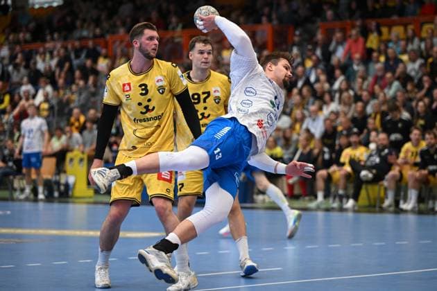 Germany, Handball, 2 Bundesliga, 7 Matchday, 2025 2026, HSG Krefeld Niederrhein vs Dessau Rosslauer HV 06, 12 10 2025, Glockenspitzhalle, Krefeld, Germany, Valentin Neagu Dessau Rosslauer HV 06, 13 on goal throw Copyright: xMarkusxVerwimpx