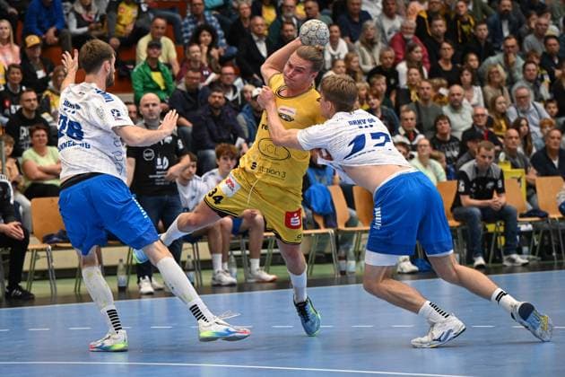 Germany, Handball, 2 Bundesliga, 7 Matchday, 2025 2026, HSG Krefeld Niederrhein vs Dessau Rosslauer HV 06, 12 10 2025, Glockenspitzhalle, Krefeld, Germany, Jörn Persson HSG Krefeld Niederrhein, 34 on goal throw Copyright: xMarkusxVerwimpx