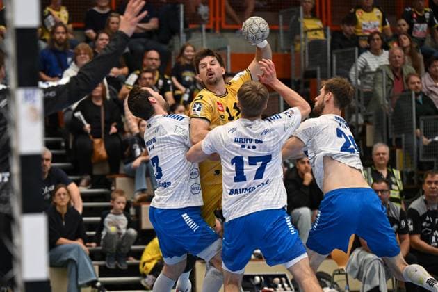 Germany, Handball, 2 Bundesliga, 7 Matchday, 2025 2026, HSG Krefeld Niederrhein vs Dessau Rosslauer HV 06, 12 10 2025, Glockenspitzhalle, Krefeld, Germany, Lucas Schneider HSG Krefeld Niederrhein, 11 vs Luka Baumgart Dessau Rosslauer HV 06, 17 , Yannick Danneberg Dessau Rosslauer HV 06, 26 and Valentin Neagu Dessau Rosslauer HV 06, 13 Copyright: xMarkusxVerwimpx