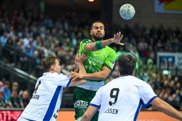 Andreas Magaard Handball Sport Verein Hamburg, 04 in duel with Philipp Ahouansou HSG Wetzlar, 19 , GER, HSG Wetzlar vs Handball Sport Verein Hamburg, Handball, Bundesliga, Matchday 8, Season 2025 2026, 12 10 2025 GER, HSG Wetzlar vs Handball Sport Verein Hamburg, Handball, Bundesliga, Matchday 8, Season 2025 2026, 12 10 2025 Wetzlar Copyright: xEibner-Pressefoto FlorianxWiegandx EP_FWD