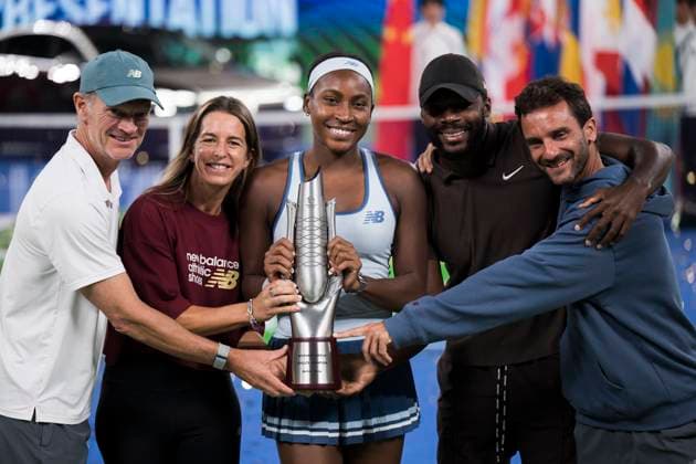 (251012) -- WUHAN, Oct. 12, 2025 -- Coco Gauff (C) and her team pose with the trophy during the awarding ceremony after the women s singles final between Jessica Pegula of the United States and Coco Gauff of the United States at the 2025 Wuhan Open tennis tournament in Wuhan, central China s Hubei Province, Oct. 12, 2025. ) (SP)CHINA-WUHAN-TENNIS-WUHAN OPEN-WOMEN S SINGLES (CN) WuxZhizun 