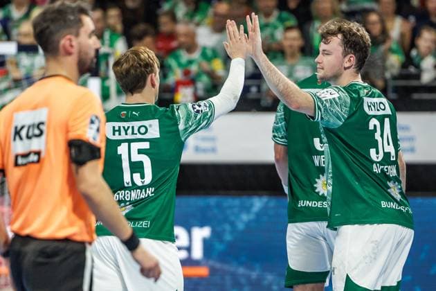 Berlin, 12 10 25, Handball Bundesliga, Fuechse Berlin GWD Minden, Matchday 8, Max Schmeling Halle Tobias Grondahl Fuechse Berlin and Hakun West av Teigum Fuechse Berlin clap off Fuechse Berlin GWD Minden
