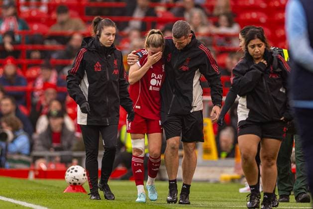 Football - FA Women™s Super League - Liverpool FC Women v Manchester City FC Women LIVERPOOL, ENGLAND - Sunday, October 12, 2025: Liverpool s Marie Höbinger looks distraught as she goes off with an injury during the FA Women™s Super League match between Liverpool FC Women and Manchester City FC Women at Anfield. (Photo by David Rawcliffe Propaganda) LIVERPOOL Anfield MERSEYSIDE ENGLAND  Copyright: xPropagandax P2025-10-12-Liverpool_W_Man_City_W-27