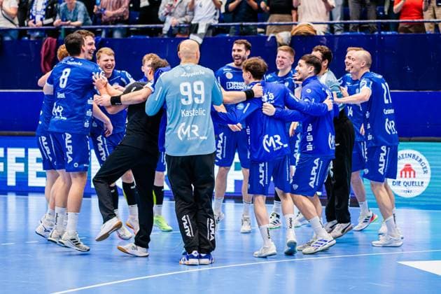 The team of TBV Lemgo Lippe cheers after 32 30 victory GER, TBV Lemgo Lippe vs TVB Stuttgart, Handball, 1 Bundesliga, Matchday 8, Season 2025 2026, 12 10 2025 GER, TBV Lemgo Lippe vs TVB Stuttgart, Handball, 1 Bundesliga, Matchday 8, Season 2025 2026, 12 10 2025 Lemgo Copyright: xEibner-Pressefoto JanxRollingerx EP_JSK