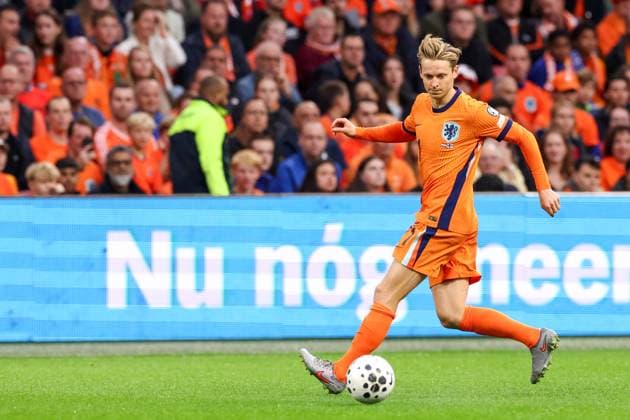 2025-10-12 Netherlands v Finland - FIFA World Cup, WM, Weltmeisterschaft, Fussball 2026 Qualifier AMSTERDAM, NETHERLANDS - OCTOBER 12: Frenkie de Jong of Netherlands runs with the ball during the FIFA World Cup 2026 Qualifier match between Netherlands and Finland at Johan Cruijff ArenA on October 12, 2025 in Amsterdam, Netherlands. Amsterdam Johan Cruijff ArenA Netherlands Content not available for redistribution in The Netherlands directly or indirectly through any third parties. Copyright: xBenxGalx