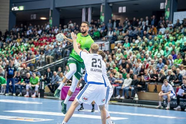 Handball Bundesliga; HSG Wetzlar - HSV Hamburg, 12.10.25 Philipp Ahouansou (HSG Wetzlar, 19), Einar Olafsson (HSV Hamburg, 23) Handball Bundesliga; HSG Wetzlar - HSV Hamburg: Wetzlar, 12.10.25 Copyright: xBEAUTIFULxSPORTS Roeczeyx