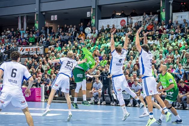 Handball Bundesliga; HSG Wetzlar - HSV Hamburg, 12.10.25 Philipp Ahouansou (HSG Wetzlar, 19), Einar Olafsson (HSV Hamburg, 23), Andreas Magaard (HSV Hamburg, 4), Jacob Lassen (HSV Hamburg, 9) Handball Bundesliga; HSG Wetzlar - HSV Hamburg: Wetzlar, 12.10.25 Copyright: xBEAUTIFULxSPORTS Roeczeyx