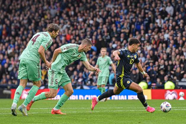 Scotland v Belarus 2026 FIFA World Cup, WM, Weltmeisterschaft, Fussball Qualifiers Che Adams of Scotland scores their sides first goal of the match during the 2026 FIFA World Cup Qualifiers Group C match at Hampden Park, Glasgow UK Newspapers OUT Copyright: xJamiexJohnstonx FIL-22350-0108