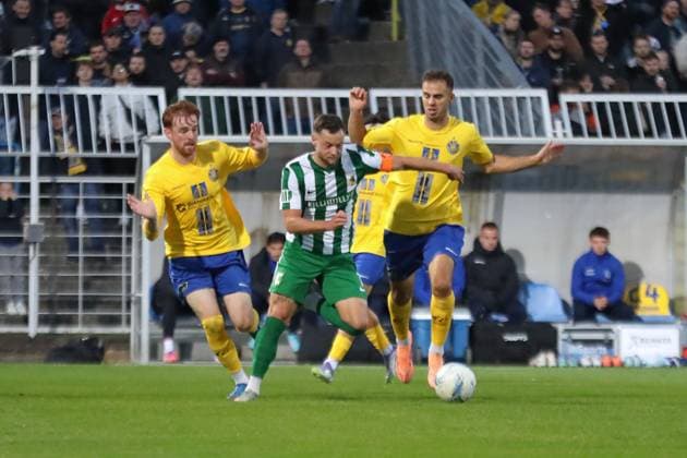 Fußball Sachsenpokal, 1. FC Lok Leipzig - BSG Chemie Leipzig; 12.10.2025 Kapitän Janik Mäder (7, Chemie Leipzig) findet den Weg zwischen Lukas Wilton (5, Lok Leipzig) und Farid Abderrahmane (8, Lok Leipzig) hindurch. Fußball, Wernesgrüner Sachsenpokal 2025 2026, 3. Runde: 1. FC Lok Leipzig vs. BSG Chemie Leipzig am 12.10.2025 im Bruno-Plache-Stadion, Leipzig. Copyright: xBEAUTIFULxSPORTS JanxKaeferx