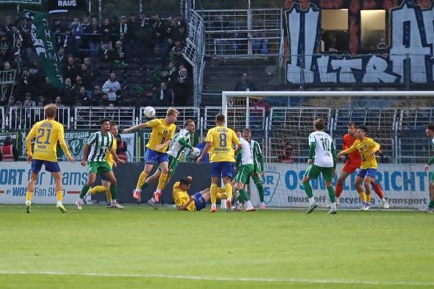 Fußball Sachsenpokal, 1. FC Lok Leipzig - BSG Chemie Leipzig; 12.10.2025 Trubel vor dem Tor der BSG Chemie, Chance. Fußball, Wernesgrüner Sachsenpokal 2025 2026, 3. Runde: 1. FC Lok Leipzig vs. BSG Chemie Leipzig am 12.10.2025 im Bruno-Plache-Stadion, Leipzig. Copyright: xBEAUTIFULxSPORTS JanxKaeferx