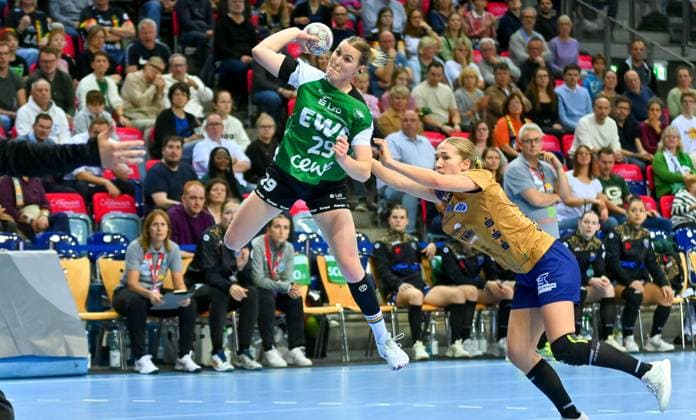 Paulina Golla VfL Oldenburg, 29 vs Johanna Andresen Buxtehuder SV, 18 VfL Oldenburg vs Buxtehuder SV, ALSCO Handball Bundesliga Women, Matchday 5, Season 2025 2026, 12 10 2025, VfL Oldenburg vs Buxtehuder SV, ALSCO Handball Bundesliga Women, Matchday 5, Season 2025 2026, 12 10 2025, Oldenburg Copyright: xEibner-Pressefoto RobertxGertzenx EP_RGN