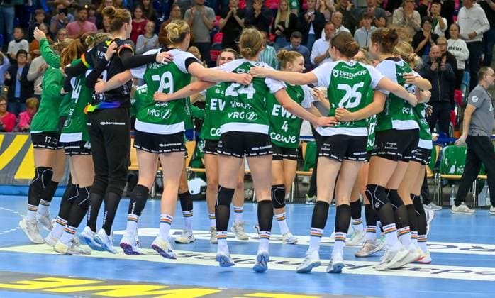 VfL Oldenburg celebrates after home win over Buxtehuder SV VfL Oldenburg vs Buxtehuder SV, ALSCO Handball Bundesliga Women, Matchday 5, Season 2025 2026, 12 10 2025, VfL Oldenburg vs Buxtehuder SV, ALSCO Handball Bundesliga Women, Matchday 5, Season 2025 2026, 12 10 2025, Oldenburg Copyright: xEibner-Pressefoto RobertxGertzenx EP_RGN