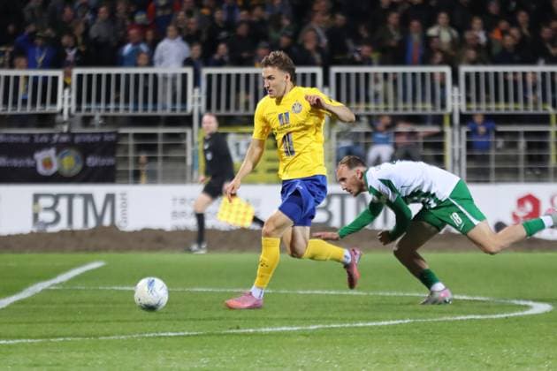 Fußball Sachsenpokal, 1. FC Lok Leipzig - BSG Chemie Leipzig; 12.10.2025 Jonas Arcalean (17, Lok Leipzig) auf dem Weg zum Tor zur 1:0-Führung, Torschütze. Fußball, Wernesgrüner Sachsenpokal 2025 2026, 3. Runde: 1. FC Lok Leipzig vs. BSG Chemie Leipzig am 12.10.2025 im Bruno-Plache-Stadion, Leipzig. Copyright: xBEAUTIFULxSPORTS JanxKaeferx