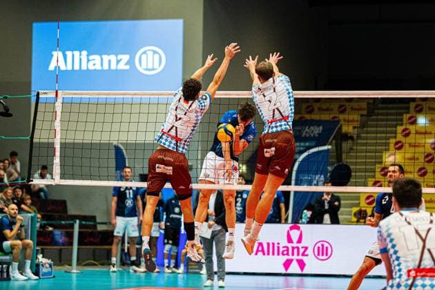 Volleyball I Men I Season 2025 2026 I Volleyball Bundesliga Ligacup I VfB Friedrichshafen WWK Volleys Herrsching I 12 10 2025 Laurenz Welsch 12, WWK Volleys Herrsching and Bastian Korreck 2, WWK Volleys Herrsching in the block against Simon Kohn 16, VfB Friedrichshafen Copyright: xLobeca Bjorn-OlexKehmx