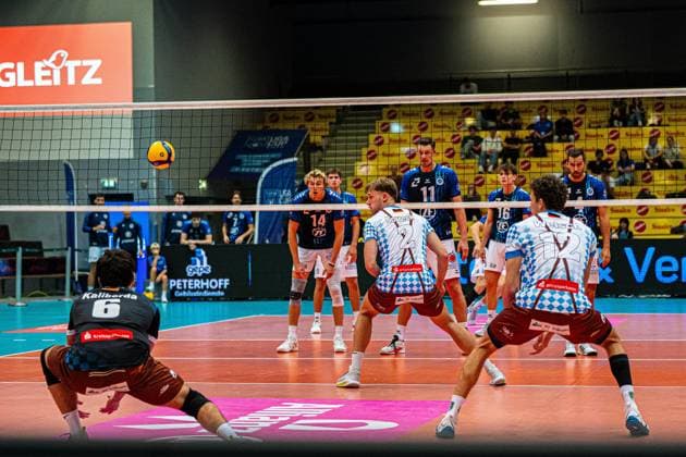 Volleyball I Men I Season 2025 2026 I Volleyball Bundesliga Ligacup I VfB Friedrichshafen WWK Volleys Herrsching I 12 10 2025 Denis Kaliberda 6, WWK Volleys Herrsching in reception alongside Bastian Korreck 2, WWK Volleys Herrsching and Laurenz Welsch 12, WWK Volleys Herrsching Copyright: xLobeca Bjorn-OlexKehmx