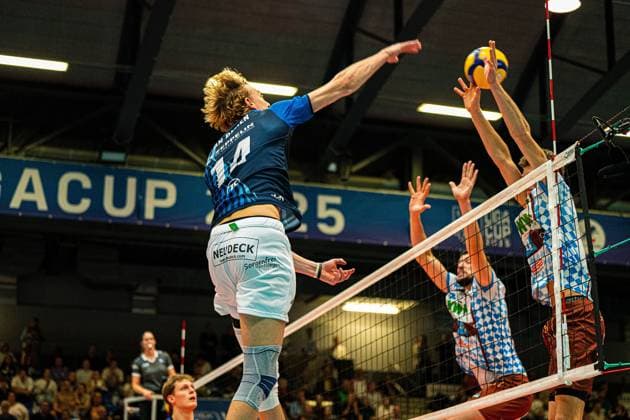 Volleyball I Men I Season 2025 2026 I Volleyball Bundesliga Ligacup I VfB Friedrichshafen WWK Volleys Herrsching I 12 10 2025 Parker James Van Buren 14, VfB Friedrichshafen in attack against WWK Volleys Herrsching Copyright: xLobeca Bjorn-OlexKehmx