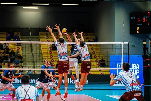 Volleyball I Men I Season 2025 2026 I Volleyball Bundesliga Ligacup I VfB Friedrichshafen WWK Volleys Herrsching I 12 10 2025 Djordje Ilic 1, WWK Volleys Herrsching and Tobias Hosch 11, WWK Volleys Herrsching in the block against Parker James Van Buren 14, VfB Friedrichshafen Copyright: xLobeca Bjorn-OlexKehmx