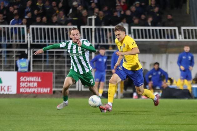 Fußball Sachsenpokal, 1. FC Lok Leipzig - BSG Chemie Leipzig; 12.10.2025 Jonas Arcalean (17, Lok Leipzig) überläuft Philipp Wendt (18, Chemie Leipzig) und erzielt wenig später das Tor zum 1:0. Fußball, Wernesgrüner Sachsenpokal 2025 2026, 3. Runde: 1. FC Lok Leipzig vs. BSG Chemie Leipzig am 12.10.2025 im Bruno-Plache-Stadion, Leipzig. Copyright: xBEAUTIFULxSPORTS JanxKaeferx