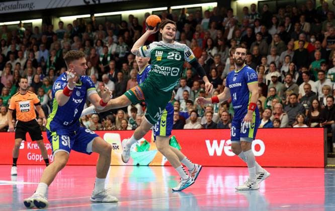 BAU 12 10 2025 Göppingen Handball Frisch Auf Göppingen vs VfL Gummersbach, f l Milos Vujovic Gummersbach , Ludvig Hallbäck Göppingen
