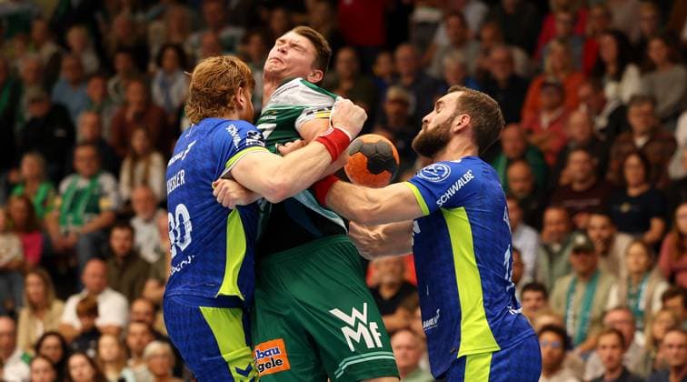 BAU 12 10 2025 Göppingen Handball Frisch Auf Göppingen vs VfL Gummersbach, f l Tom Kiesler Gummersbach , Oskar Sunnefeldt Göppingen , Teitur Örn Einarsson Gummersbach
