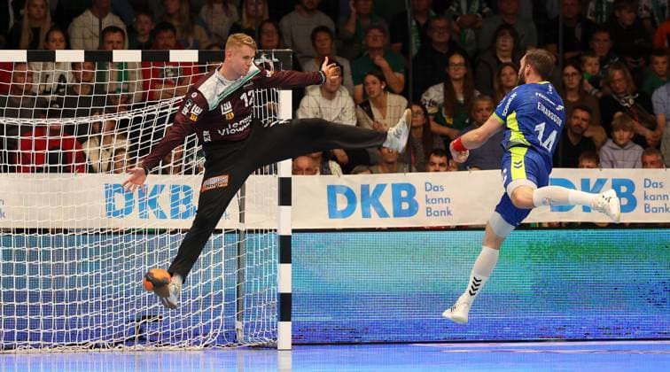BAU 12 10 2025 Göppingen Handball Frisch Auf Göppingen vs VfL Gummersbach, f l Kristian Saeveras Göppingen , Teitur Örn Einarsson Gummersbach