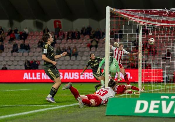 Laura Vogt 1 FC Koeln, 8 with a shot on goal to 1 1 12 10 2025, 1 FC Köln 1 FC Union Berlin, Fussball, Google Pixel Frauen Bundesliga, GER, Köln, Franz Kremer Stadion DFL regulations prohibit any use of photographs as image sequences and or quasi video Copyright: HMBxMedia xMarcoxBader