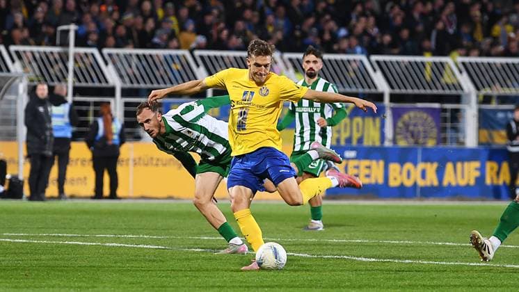 Soccer Landespokal Sachsen 2025 2026, 3 Hauptrunde, 1 FC Lokomotive Leipzig vs BSG Chemie Leipzig 12 10 2025 Goal by scorer Jonas Arcalean Lok Leipzig, back number 17 in the match Lok Leipzig vs Chemie Leipzig Arcalean scores for 1 0 Philipp Wendt center back Chemie Leipzig, back number 18 cannot prevent the shot Leipzig Saxony Germany Bruno Plache Stadion