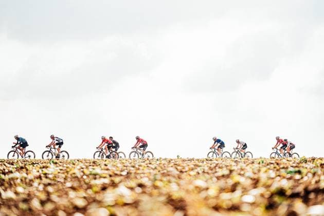 2025 UCI Gravel World Championships Picture by Alex Whitehead SWpix.com - 12 10 2025 - Cycling - 2025 UCI Gravel World Championships, Zuid-Limburg, Netherlands - Men Elite Race - The peloton Copyright: x xSWpix.comx(t axPhotographyxHubxLtd)xAlexxWhitehead SWpix.comx SWP-3030-9419