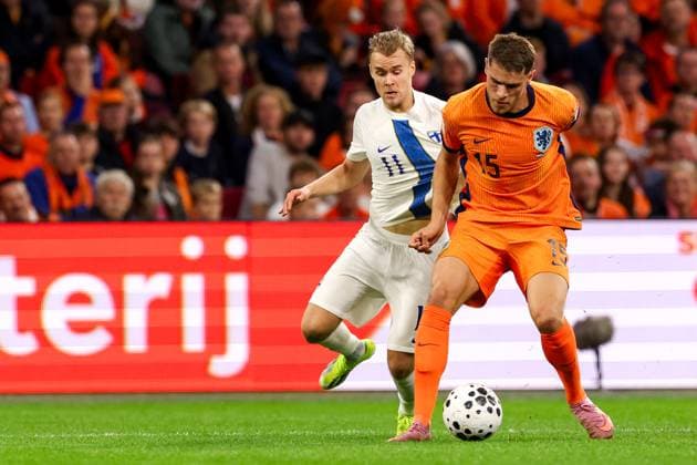 2025-10-12 Netherlands v Finland - FIFA World Cup, WM, Weltmeisterschaft, Fussball 2026 Qualifier AMSTERDAM, NETHERLANDS - OCTOBER 12: Santeri Vaananen of Finland battles for possession with Micky van de Ven of Netherlands during the FIFA World Cup 2026 Qualifier match between Netherlands and Finland at Johan Cruijff ArenA on October 12, 2025 in Amsterdam, Netherlands. Amsterdam Johan Cruijff ArenA Netherlands Content not available for redistribution in The Netherlands directly or indirectly through any third parties. Copyright: xBenxGalx