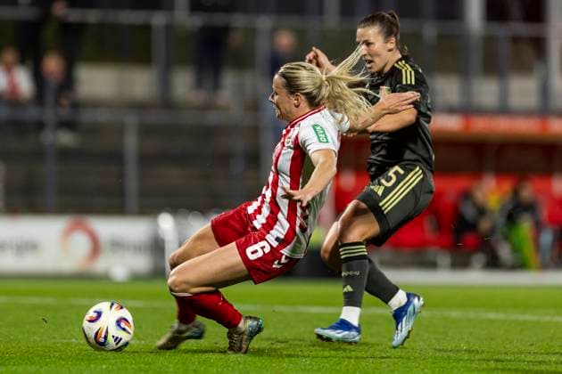 Google Pixel Frauen-Bundesliga: 1. FC Köln - Union Berlin; 12.10.2025 Katja Orschmann (Union Berlin, 5) kann das Tor zur 2:1 Führung durch Sandra Maria Jessen nicht verhindern, am 6. Spieltag der Google Pixel Frauen-Bundesliga im Spiel 1. FC Köln gegen Union Berlin am 12.10.2025 im Franz-Kremer-Stadion in Köln. Copyright: xBEAUTIFULxSPORTS Meuselx