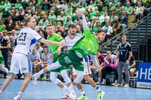 Handball Bundesliga; HSG Wetzlar - HSV Hamburg, 12.10.25 Filip Vistorop (HSG Wetzlar, 4), Jacob Lassen (HSV Hamburg, 9), Einar Olafsson (HSV Hamburg, 23), Nikola Grahovac (HSG Wetzlar, 2) Handball Bundesliga; HSG Wetzlar - HSV Hamburg: Wetzlar, 12.10.25 Copyright: xBEAUTIFULxSPORTS Roeczeyx